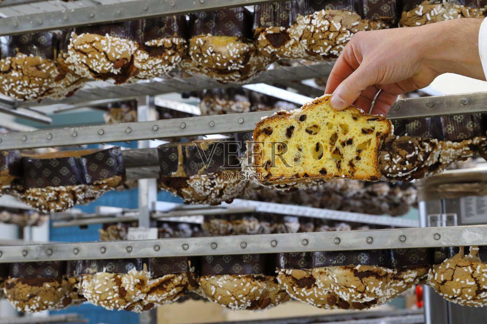 糕点店正在准备复活节鸽子照片摄影图片