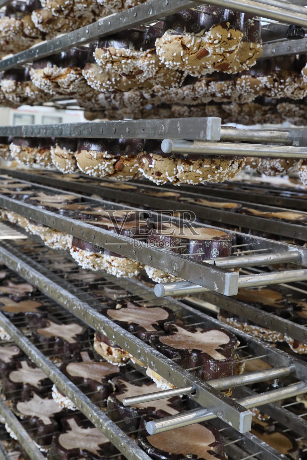 糕点店正在准备复活节鸽子照片摄影图片