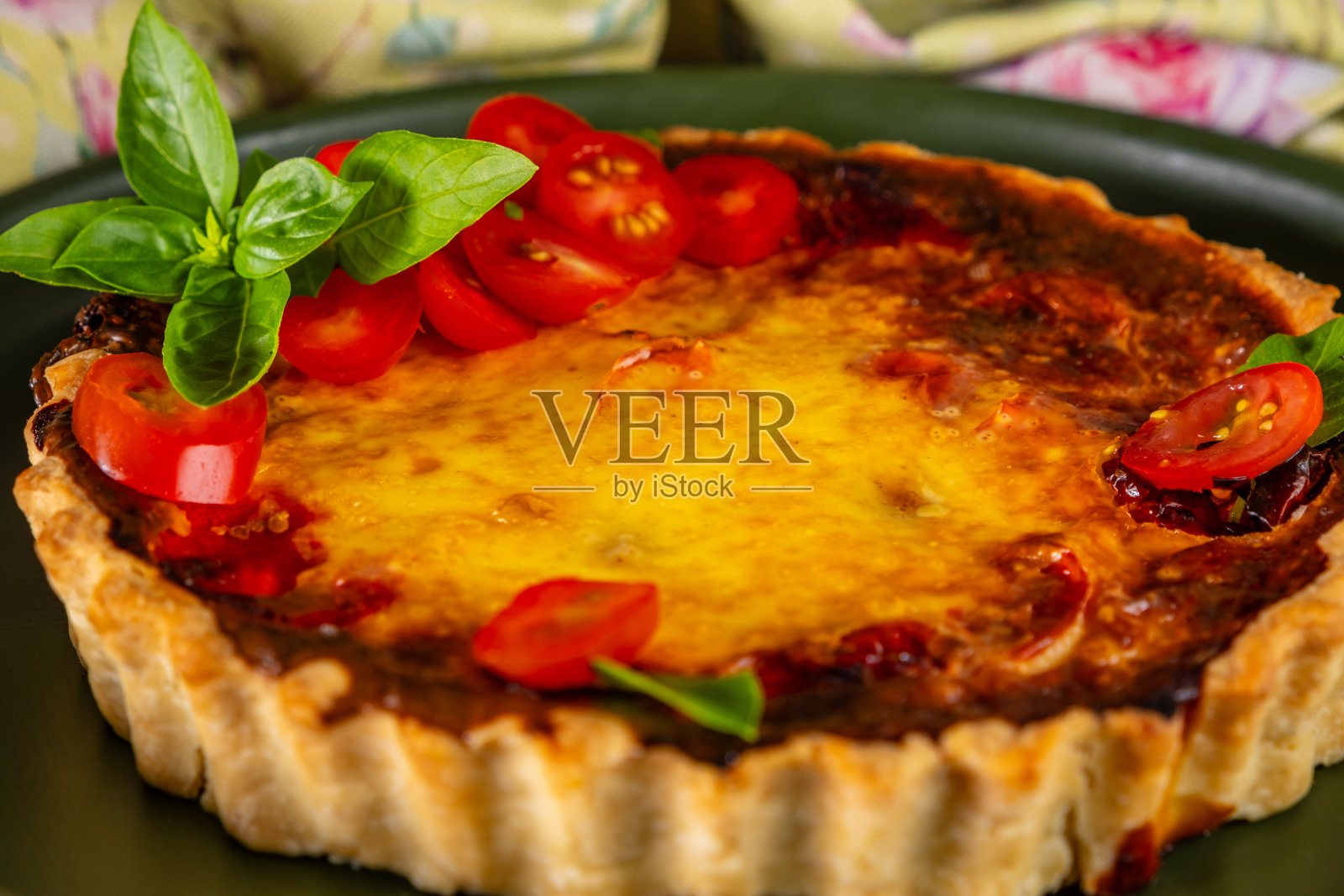 芝士樱桃番茄乳蛋饼照片摄影图片