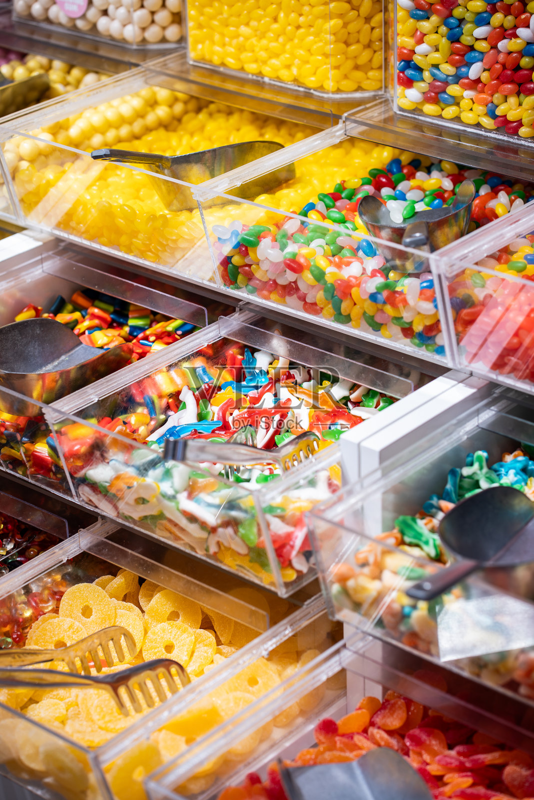 展示糖果店，透明的容器，各种糖果，棉花糖，果冻，口香糖，丰富的糖品种照片摄影图片