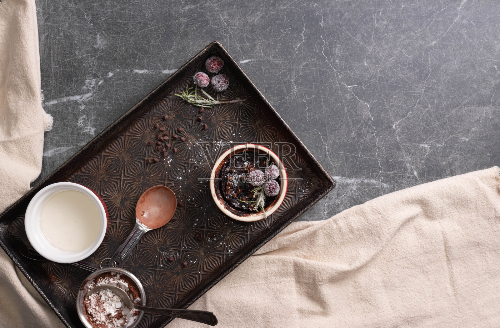 单独的巧克力布朗尼杯或蛋糕。照片摄影图片