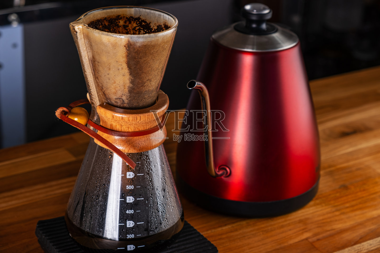 用滤网在咖啡机中冲泡的咖啡照片摄影图片