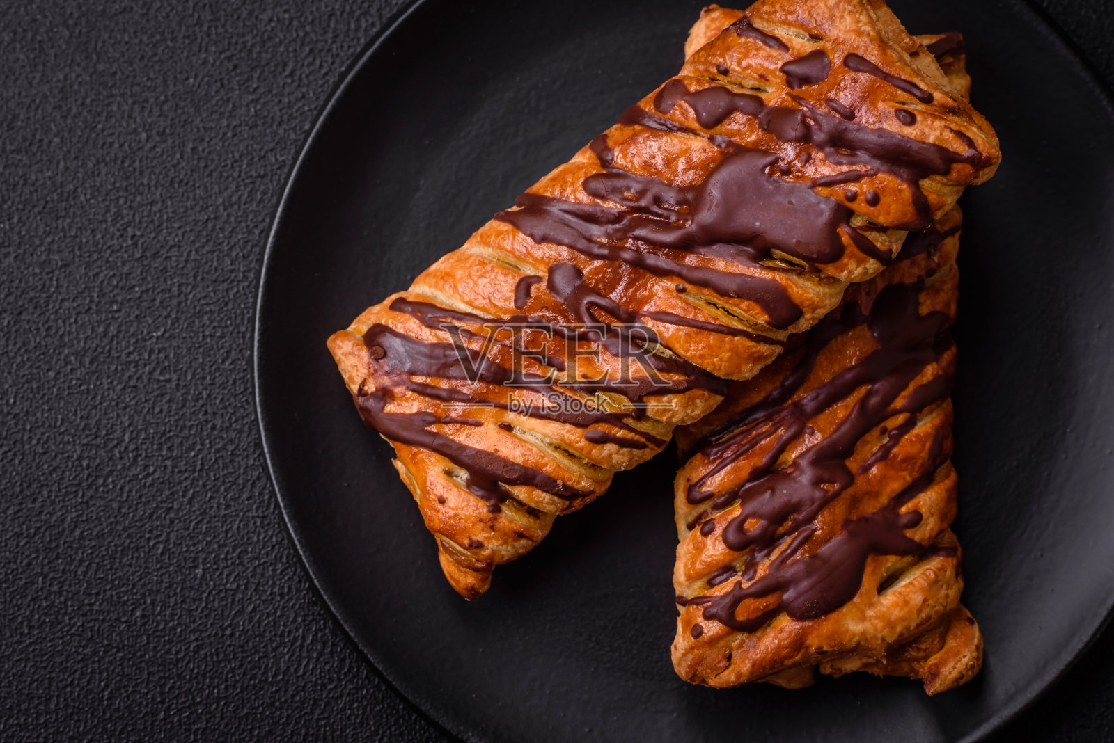 香脆香甜的酥皮，配以巧克力和咸焦糖照片摄影图片
