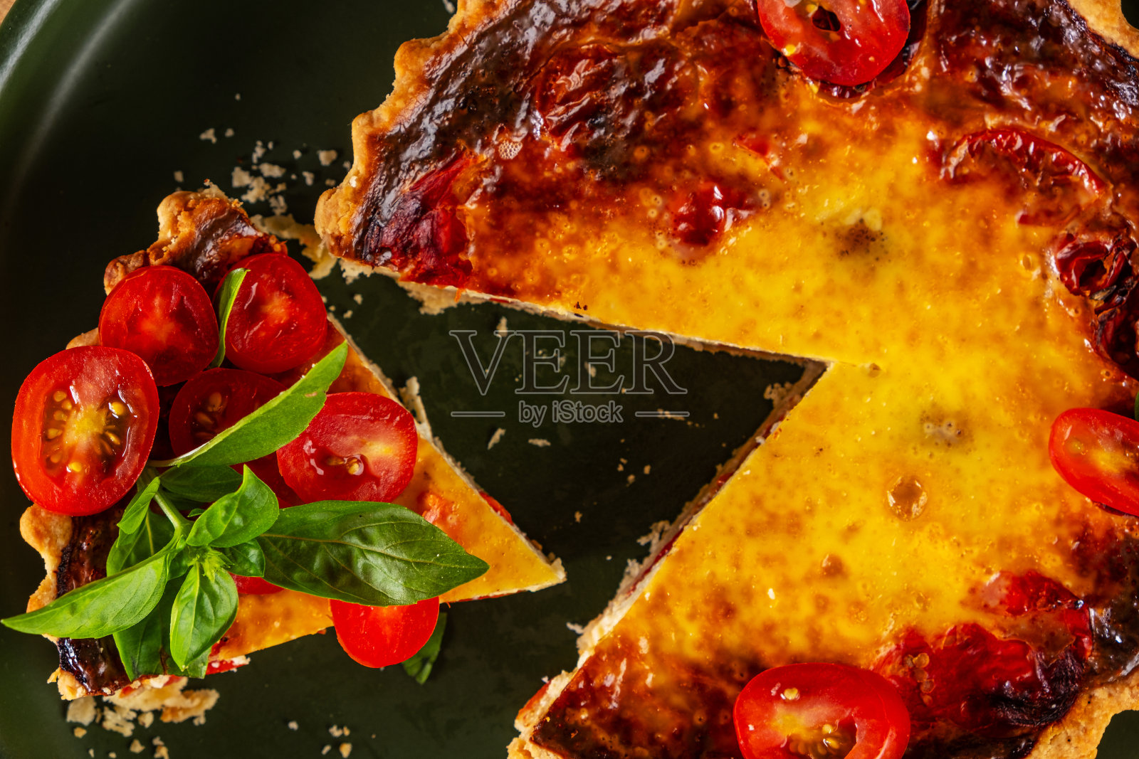 芝士樱桃番茄乳蛋饼照片摄影图片