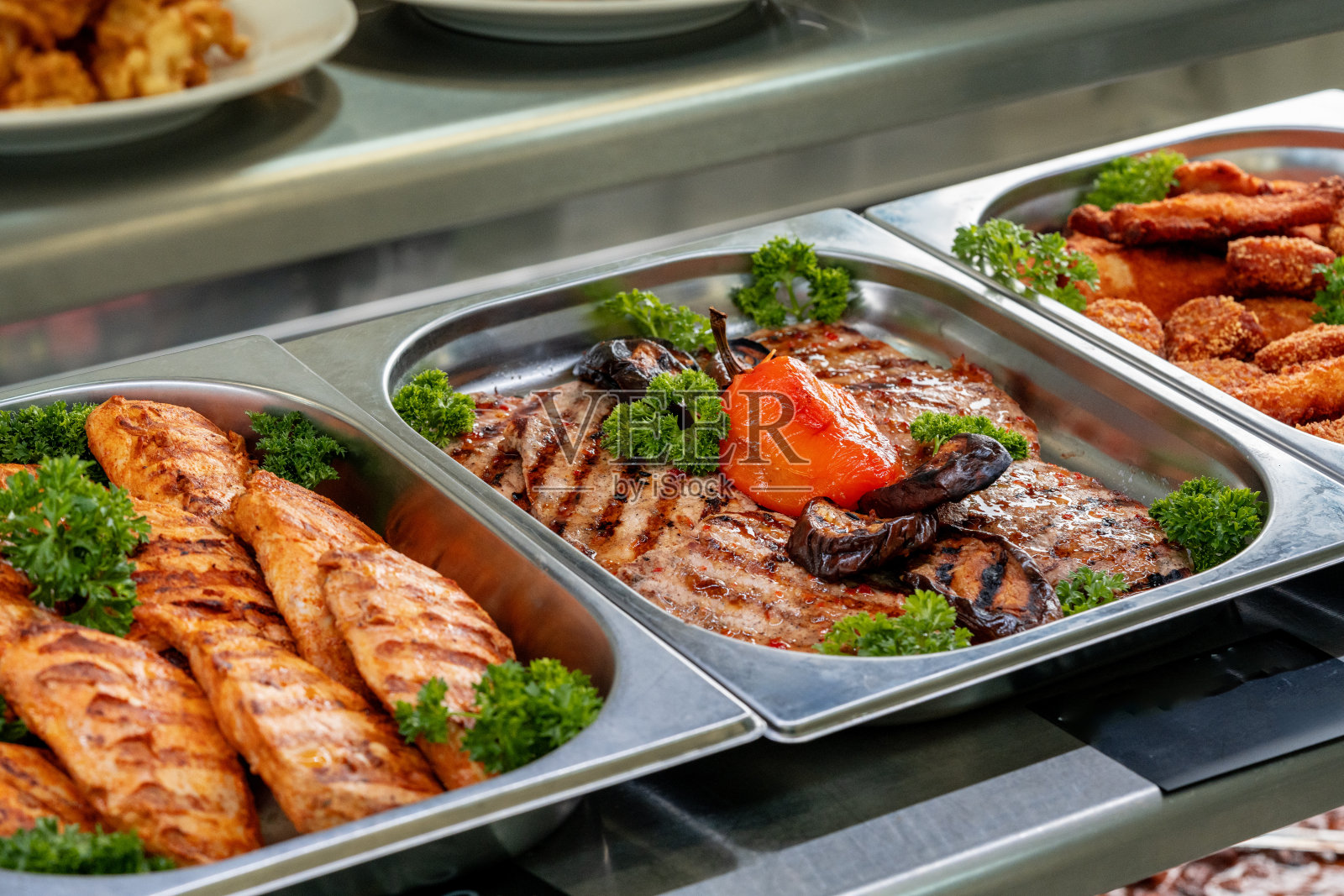 在食堂与新鲜熟食陈列照片摄影图片