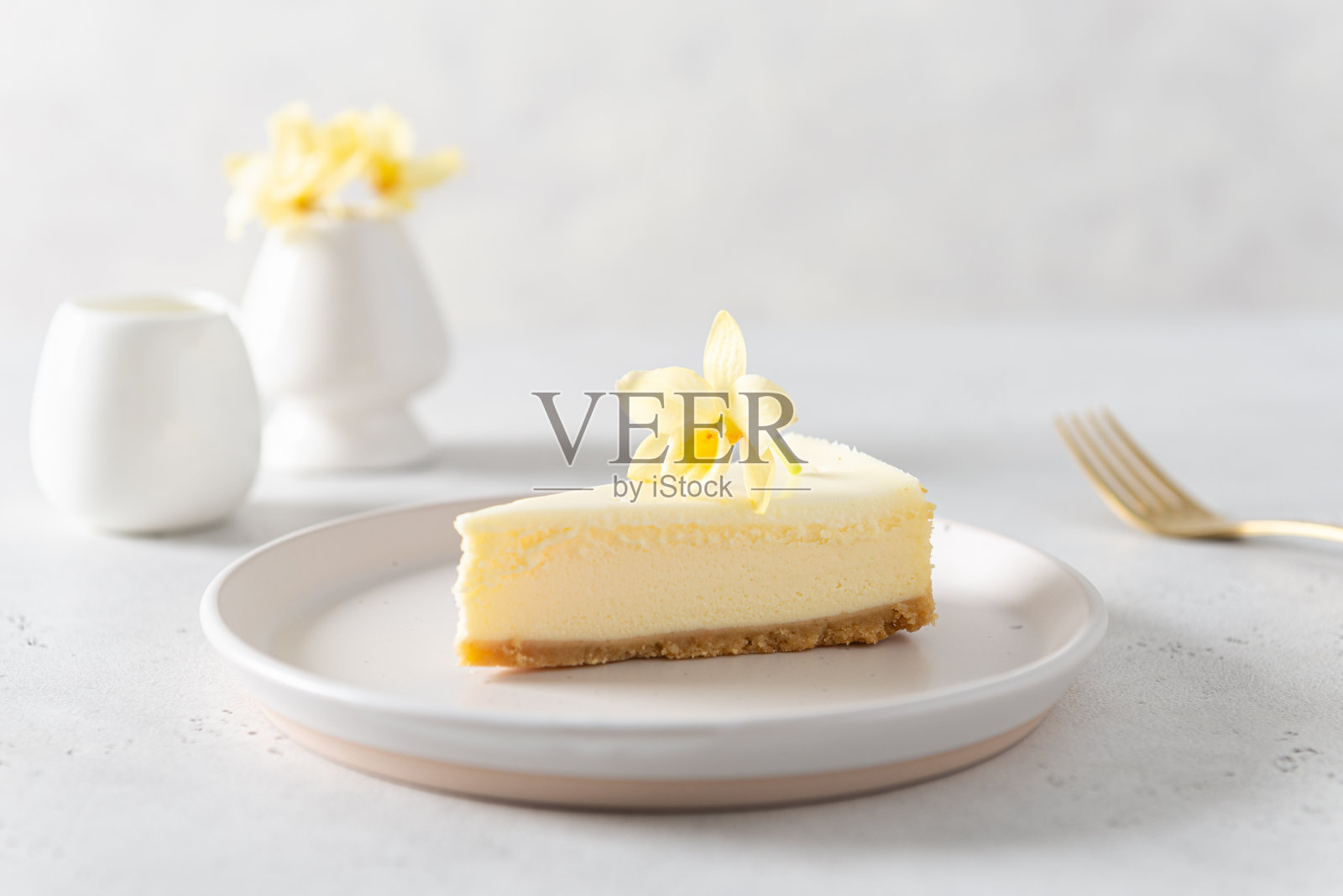 纽约芝士蛋糕或经典香草芝士蛋糕与香草花在白石背景。侧视图，文本复制空间。菜单，食谱，糖果照片摄影图片