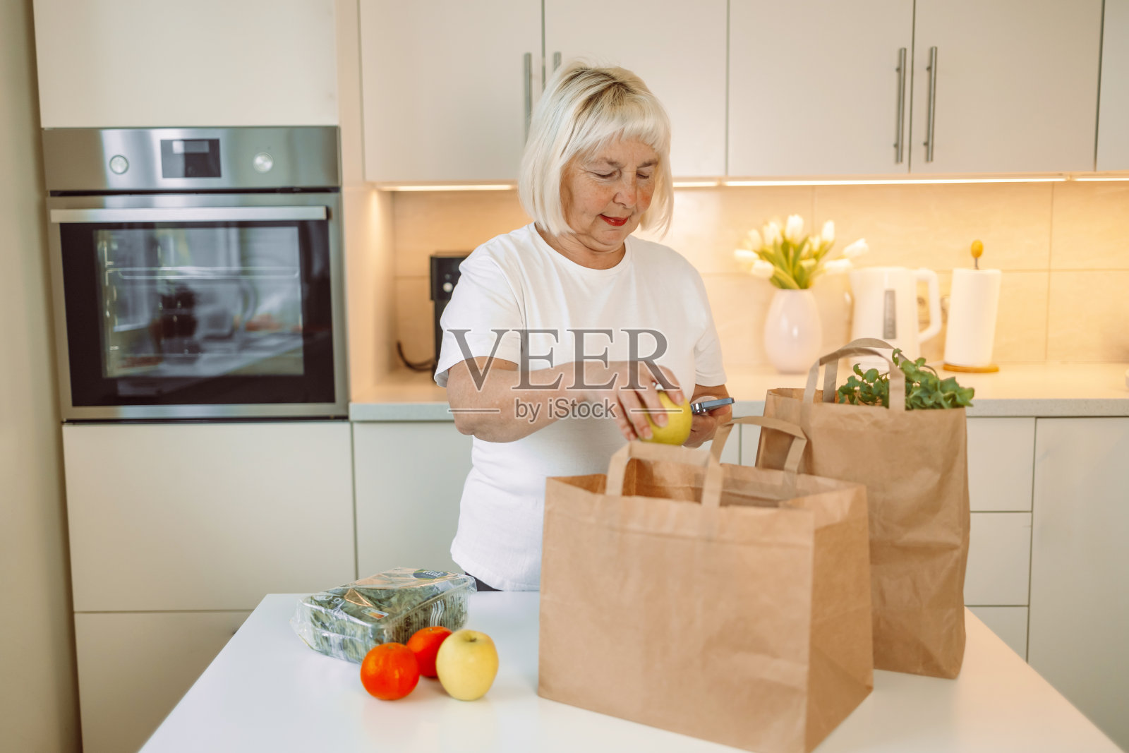 妇女的肖像打开纸盒与食物，同时享受从农贸市场，复印空间交付照片摄影图片