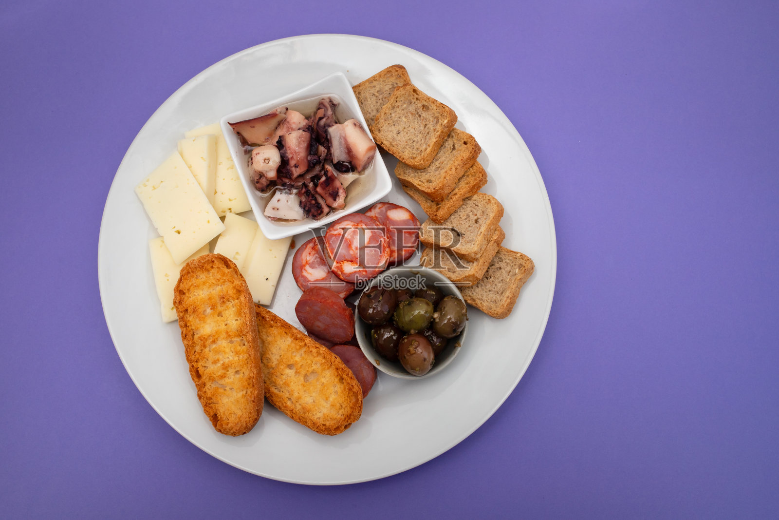 烤面包配辣酱和橄榄照片摄影图片