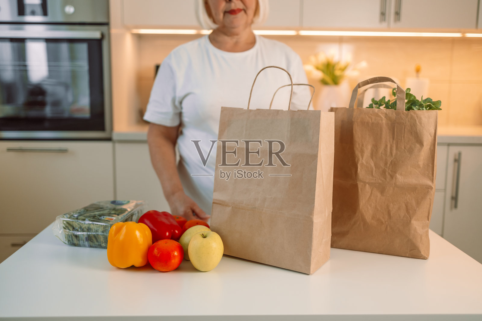 妇女的肖像打开纸盒与食物，同时享受从农贸市场，复印空间交付照片摄影图片