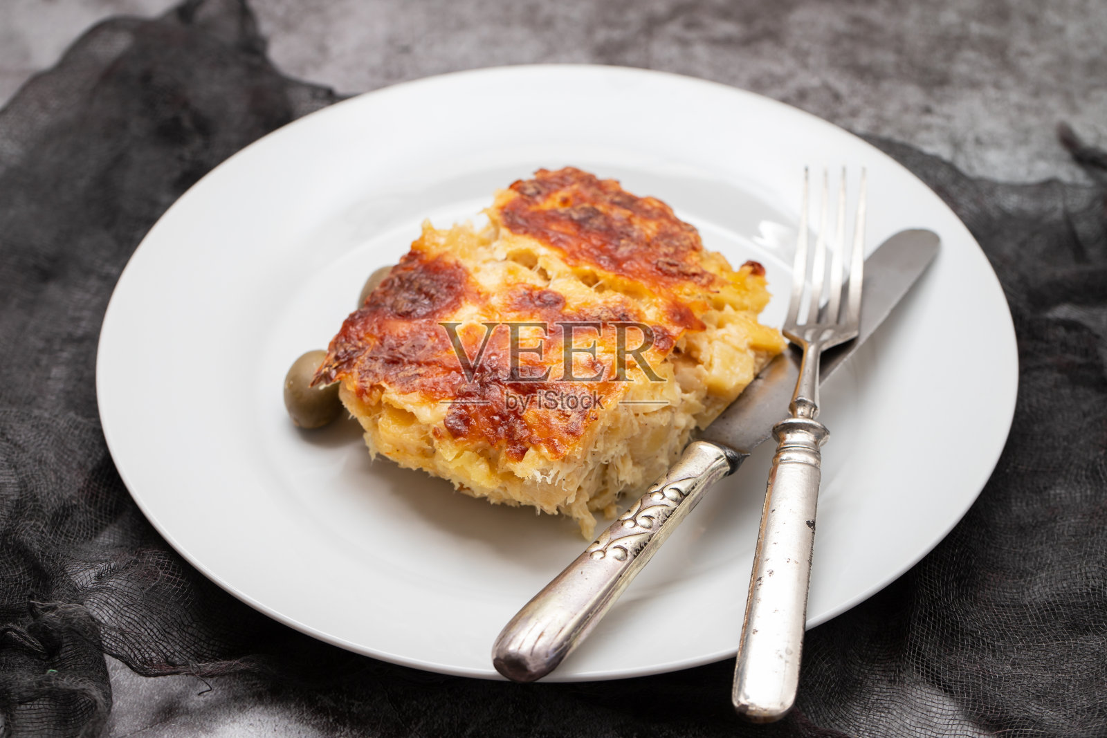 典型的葡萄牙菜，配以鳕鱼照片摄影图片