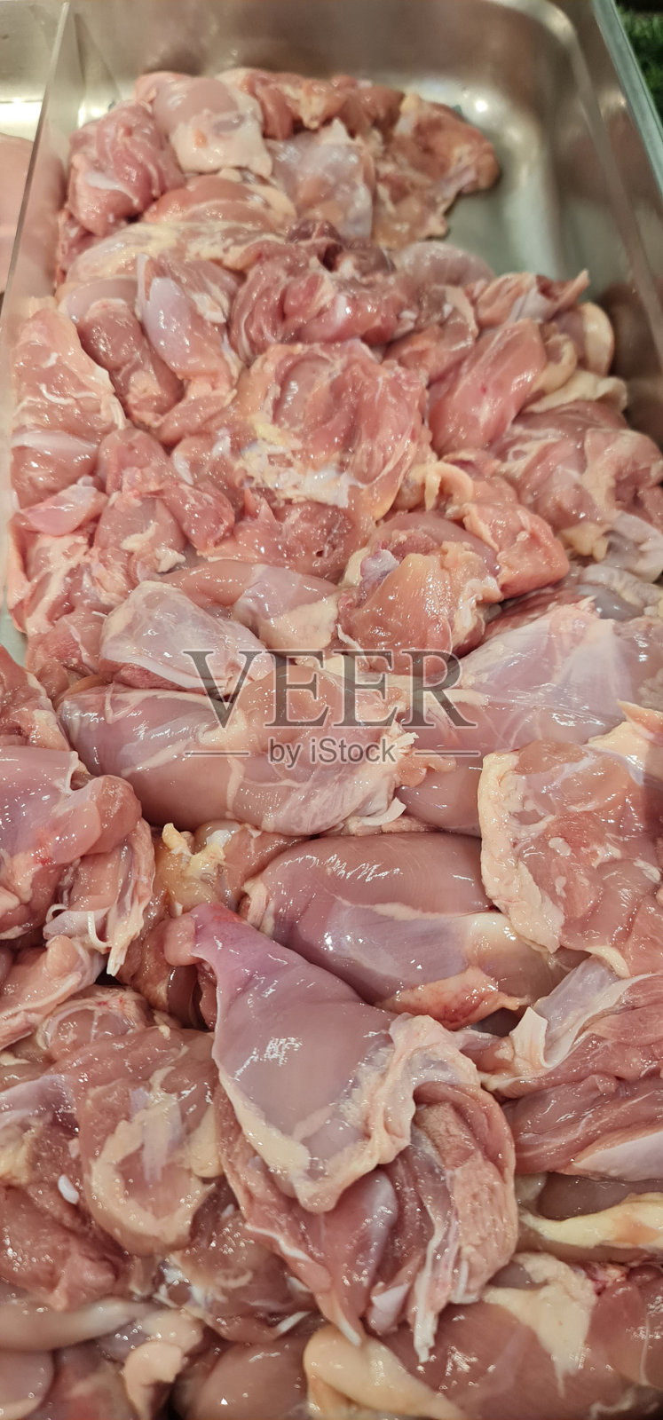 近距离图片，一组在市场上出售的生鸡胸肉。照片摄影图片