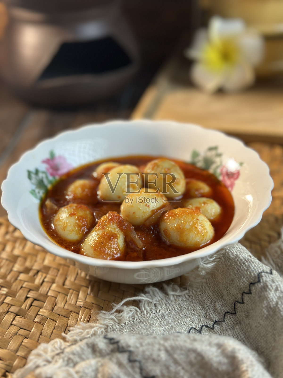 Sambal goreng udang telur puyuh是印度尼西亚的传统菜肴照片摄影图片