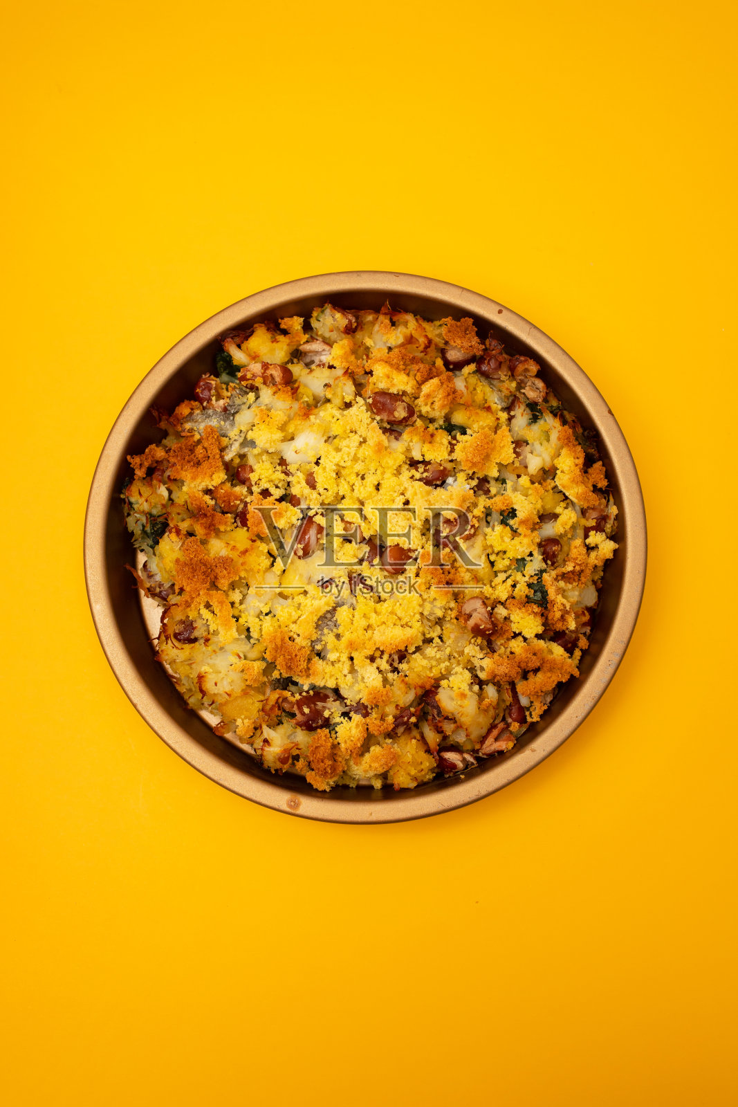 鳕鱼配玉米面包，菠菜和豆类照片摄影图片