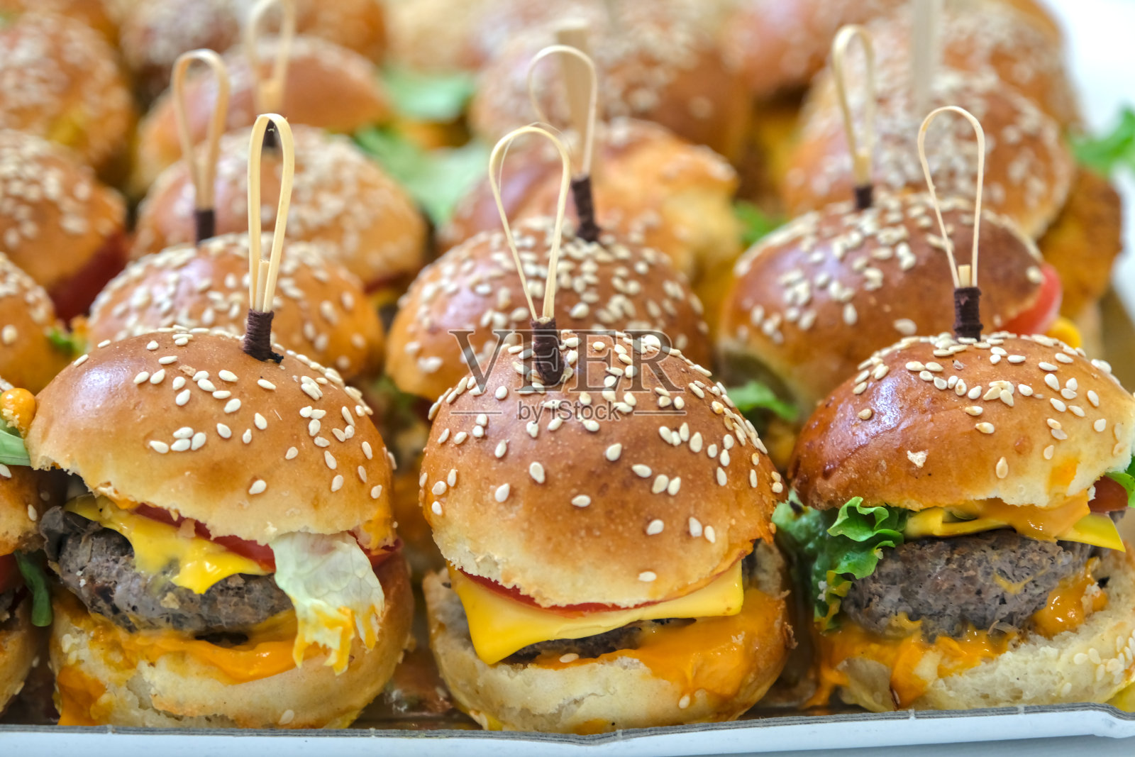 美味小蛋糕的特写，迷你美食。照片摄影图片