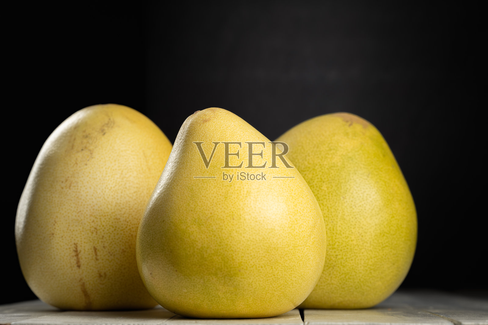 桌上的葡萄柚照片摄影图片