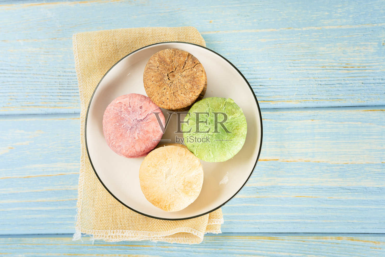 桌上的饼干照片摄影图片