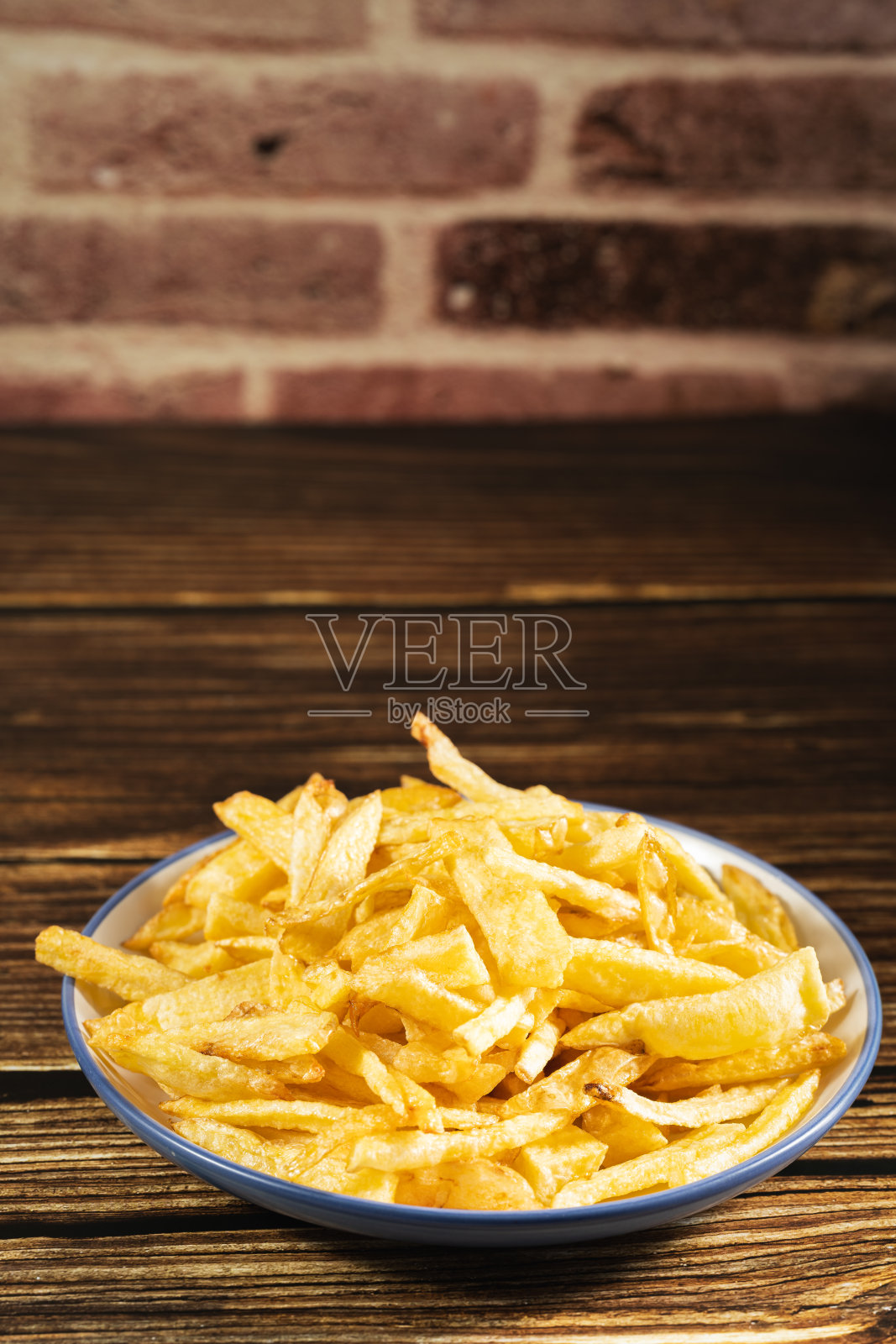 炸薯条和烤羊肉照片摄影图片