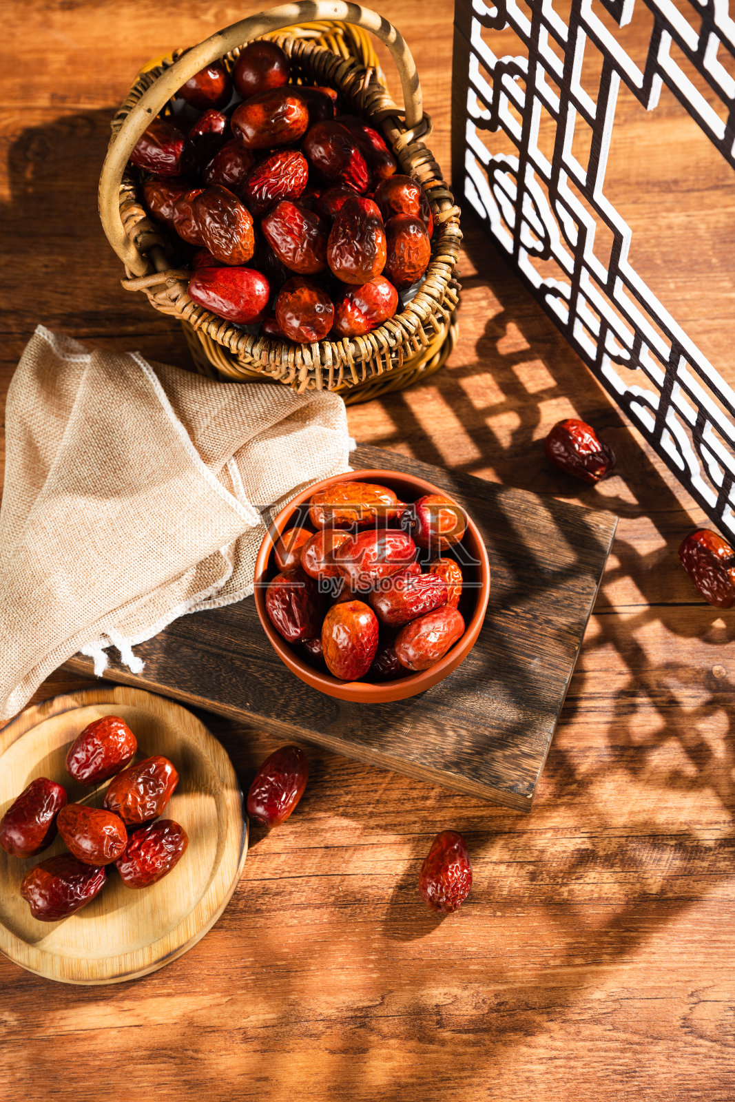 Dates in basket on wooden table照片摄影图片