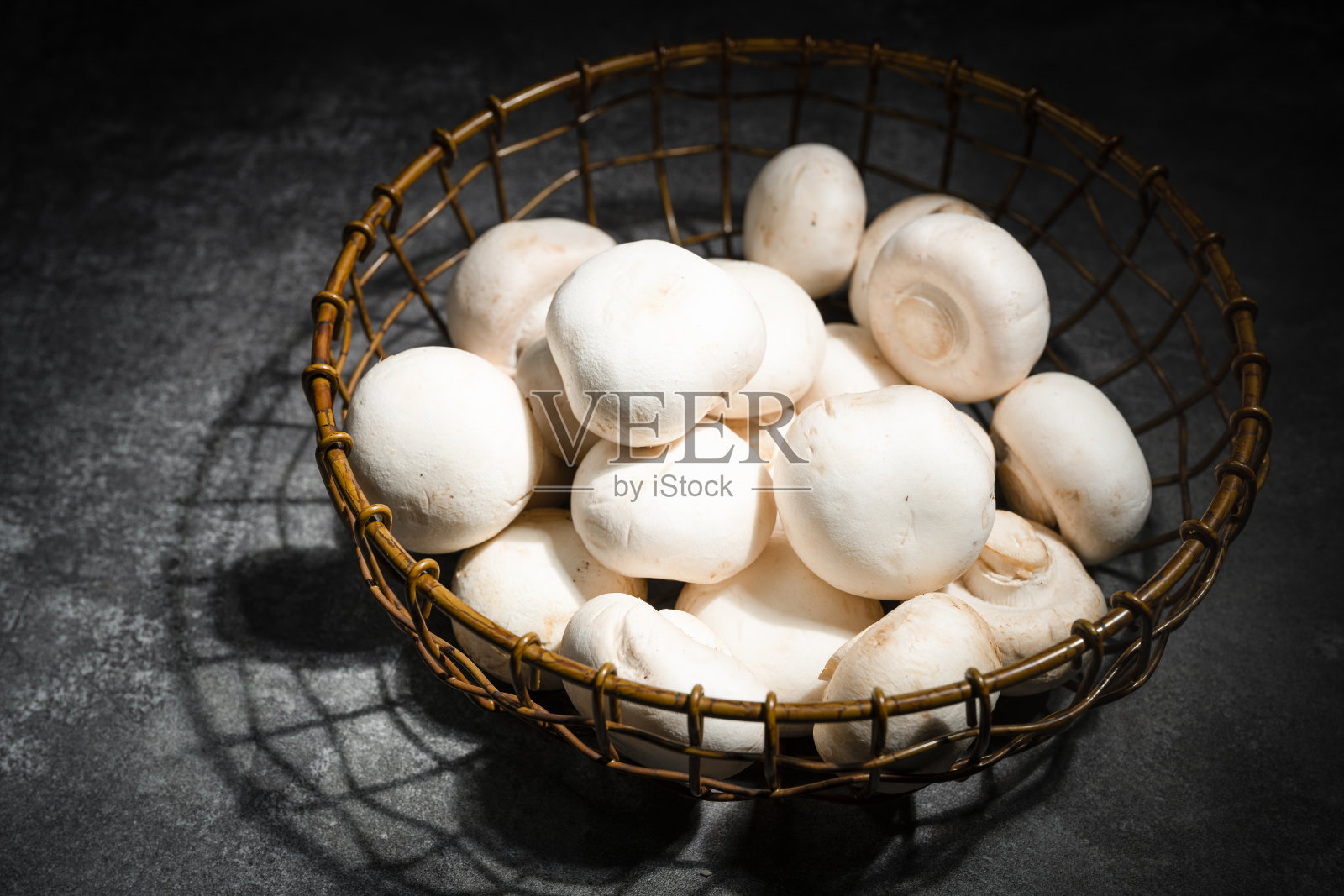 白蘑菇篮子照片摄影图片