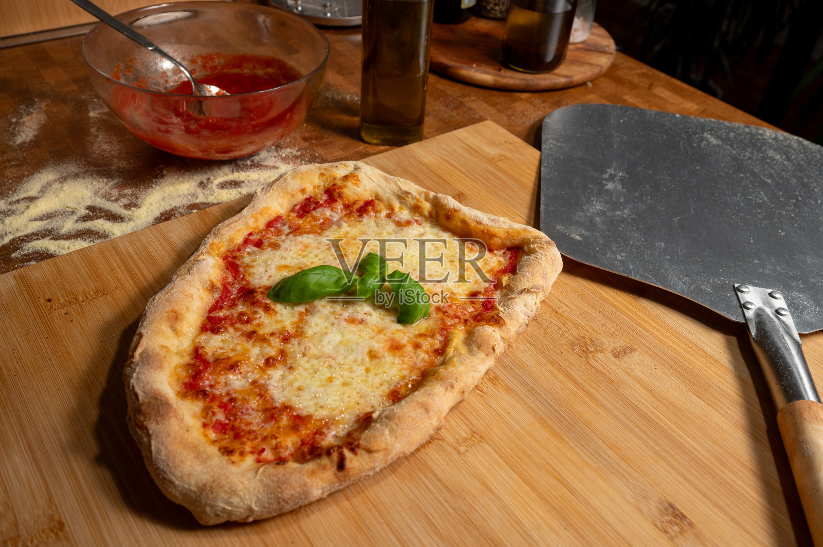 木板上自制的玛格丽塔披萨特写照片摄影图片