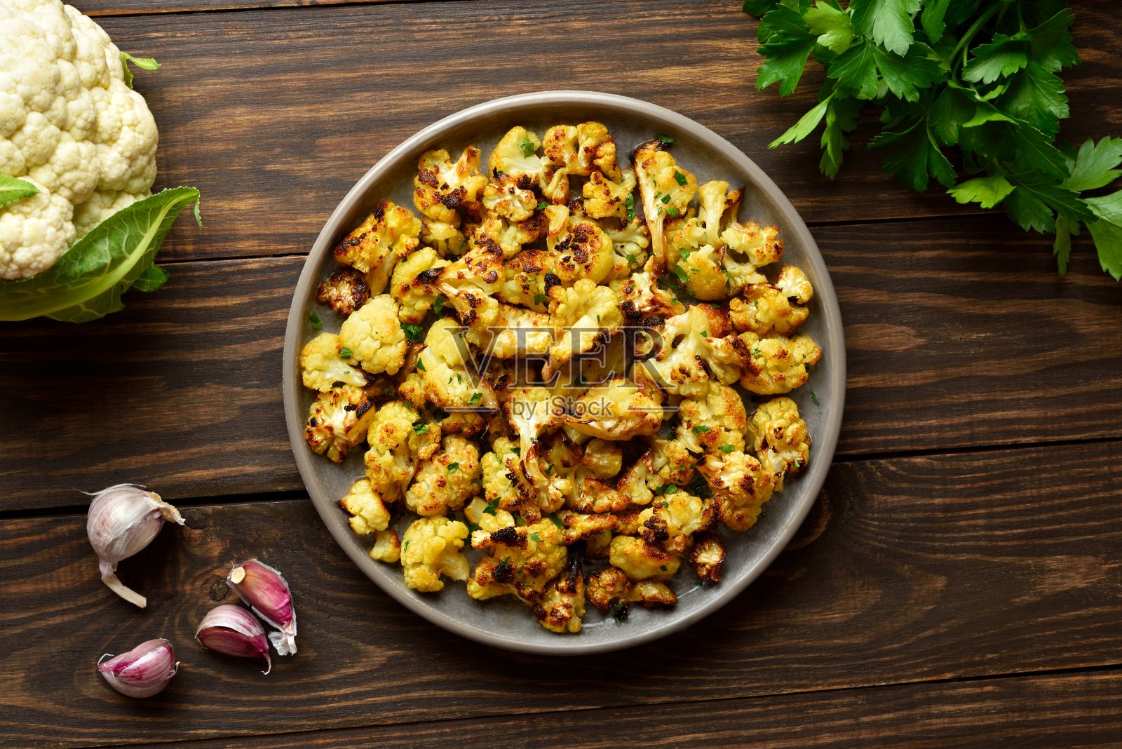 烤花椰菜盘在木制背景照片摄影图片