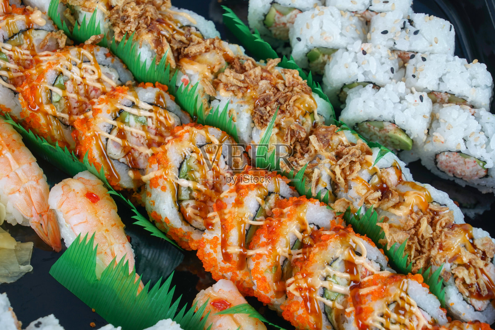 近距离观察新鲜的寿司卷照片摄影图片