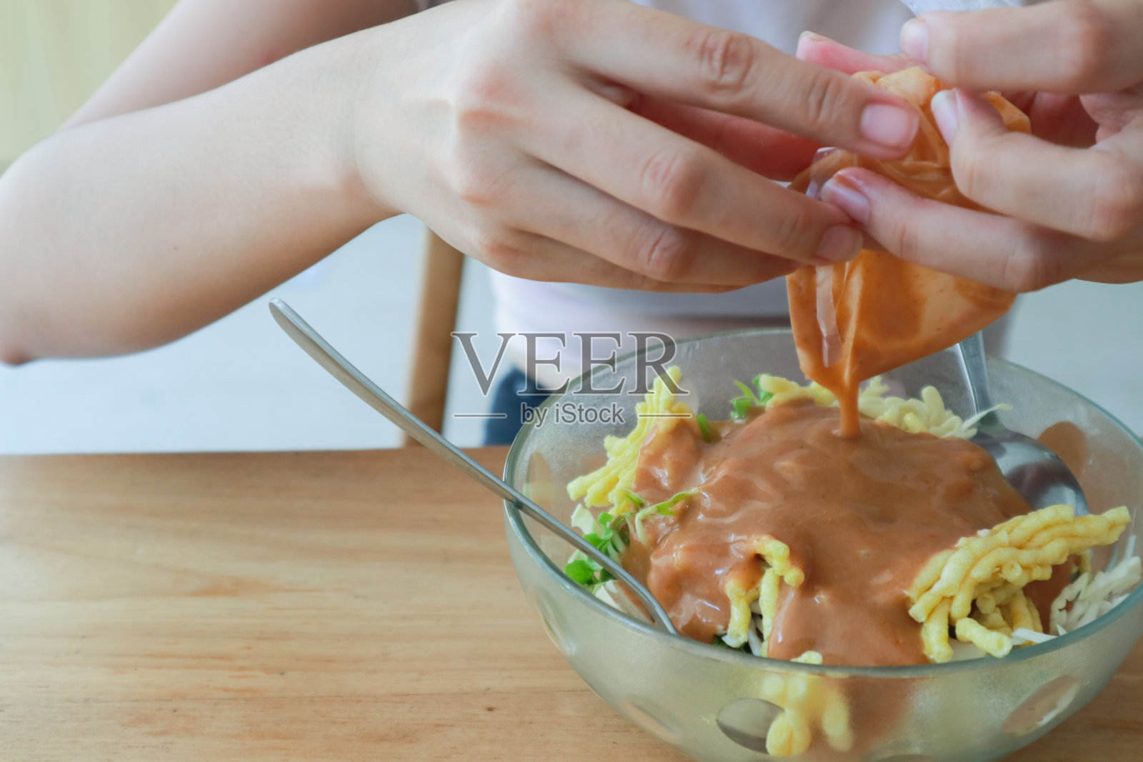一个女人吃蔬菜沙拉的裁剪照片照片摄影图片