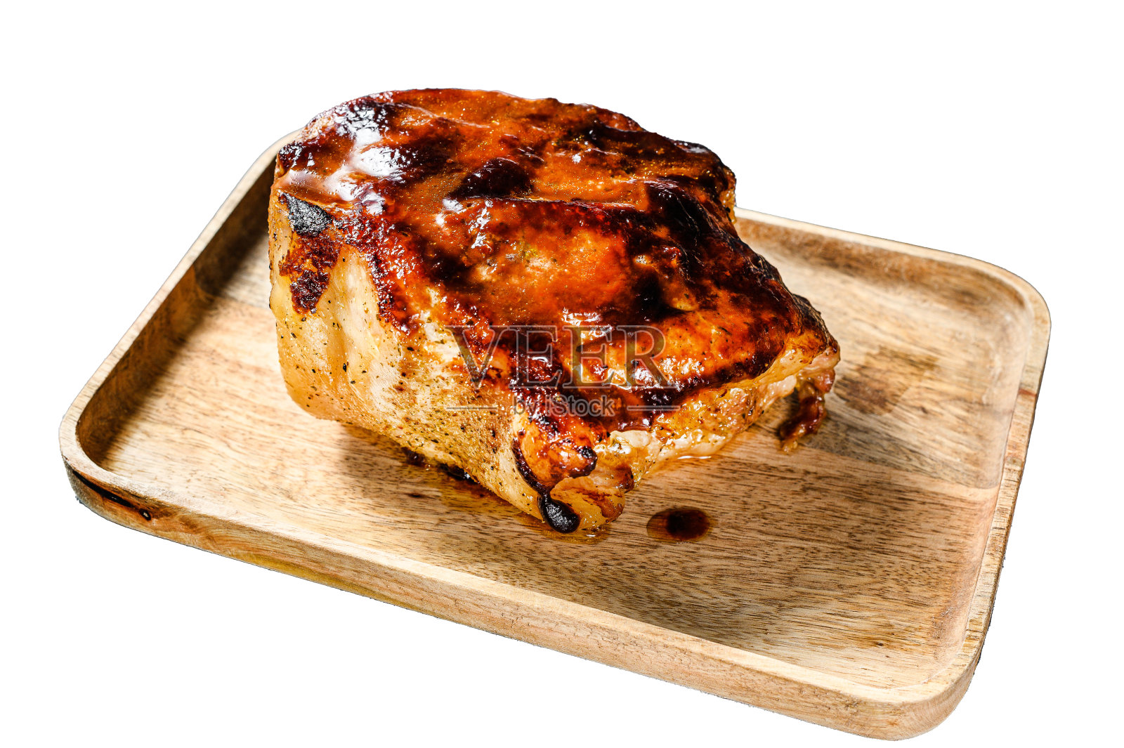 在砧板上加香料烤猪颈肉。孤立在白色背景上。前视图。照片摄影图片