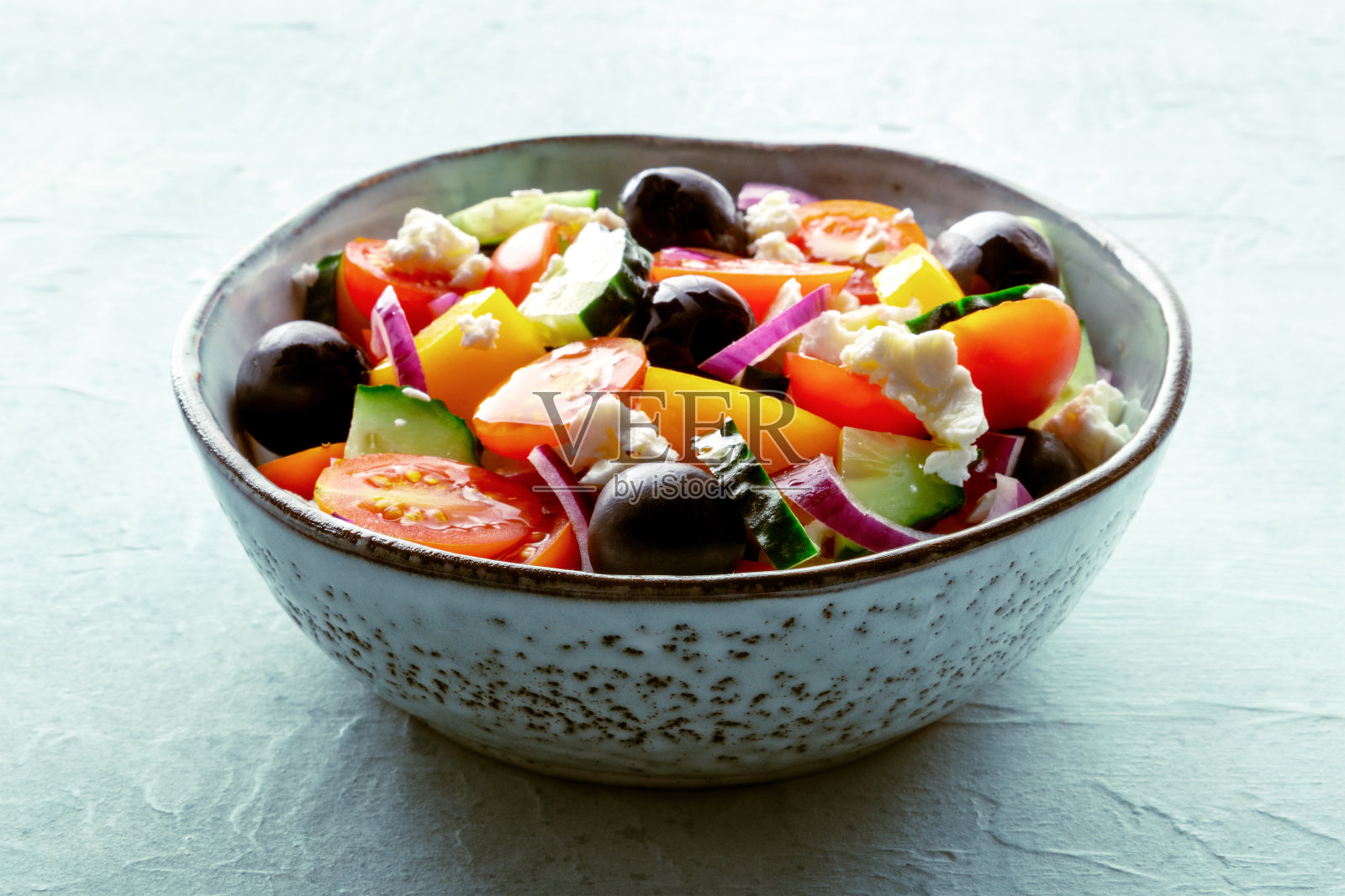 希腊的沙拉。新鲜番茄，黄瓜，甜椒，菲达奶酪，洋葱和橄榄照片摄影图片