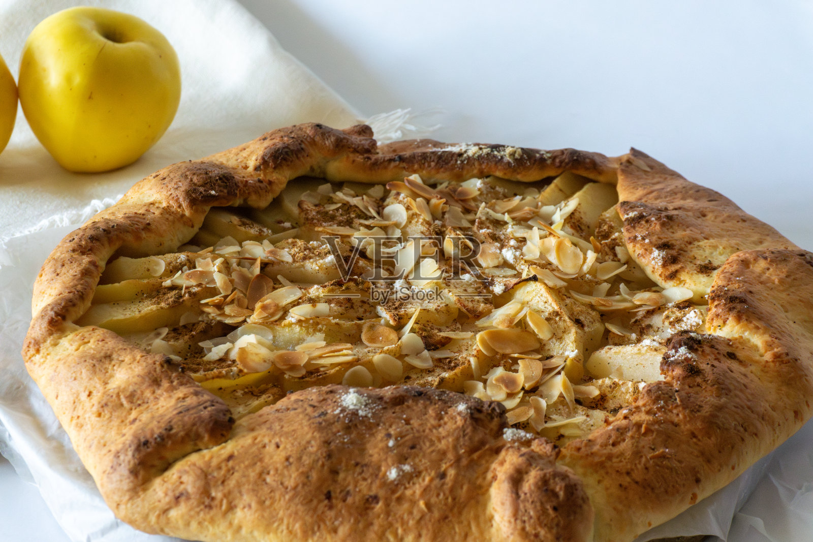 苹果酥配肉桂和杏仁片。照片摄影图片