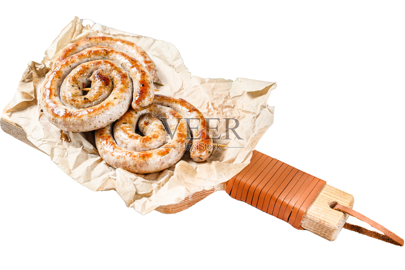 烤香肠螺旋状地放在砧板上。孤立在白色背景上。前视图。照片摄影图片