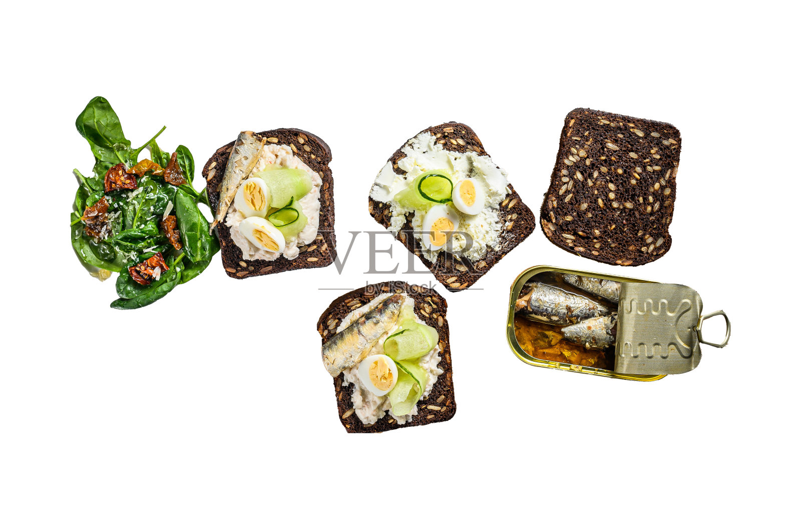 美味的开胃小吃，煮熟的鸡蛋和沙丁鱼罐头三明治。菠菜和番茄干沙拉。孤立在白色背景上。前视图。照片摄影图片