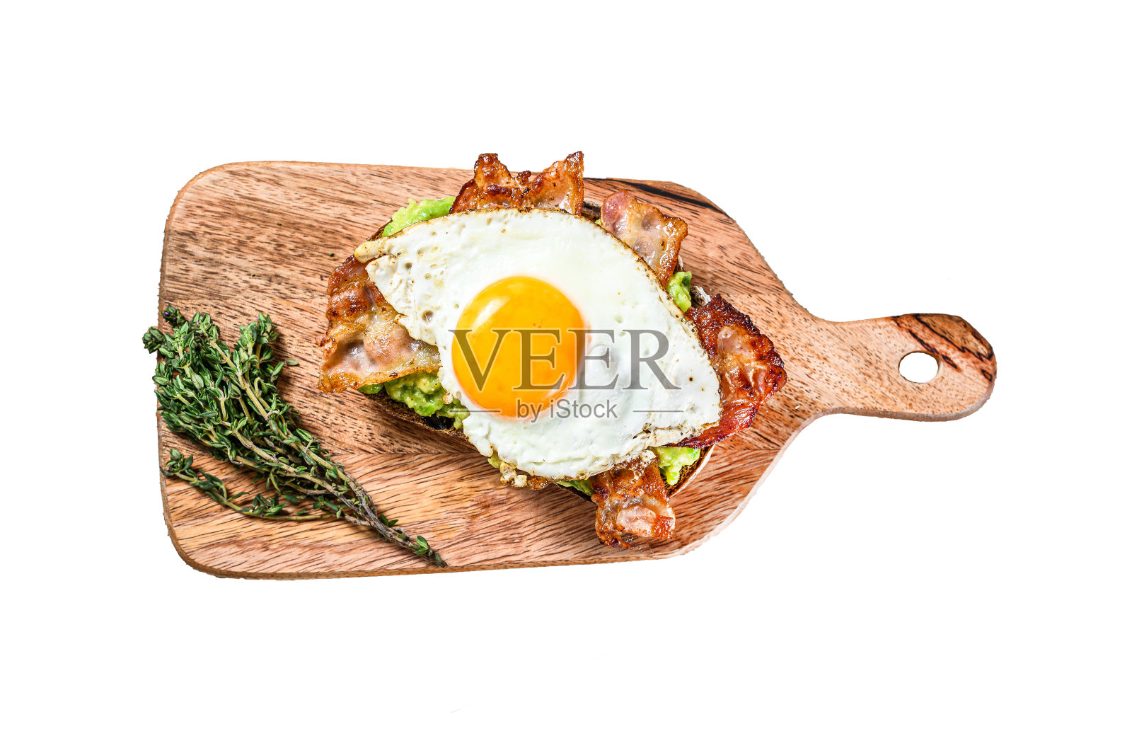 牛油果吐司，煎培根和鸡蛋。孤立在白色背景上。前视图。照片摄影图片