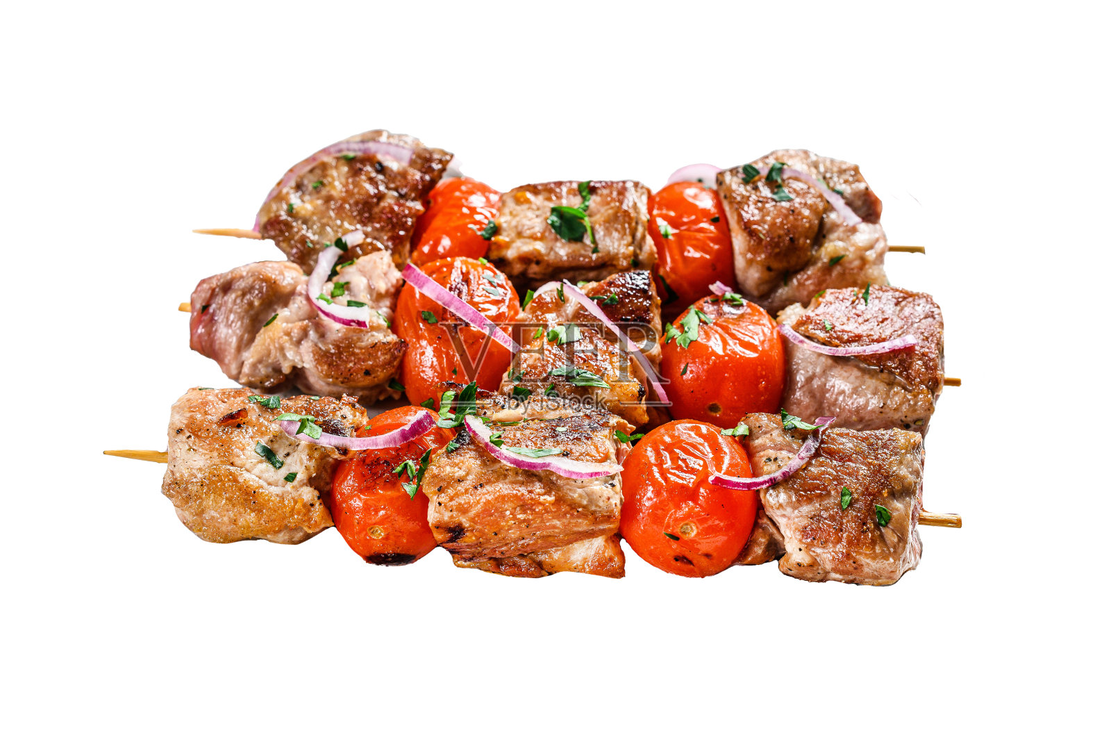 用番茄和胡椒串成的烤肉串。野餐的食物。孤立在白色背景上。前视图。照片摄影图片