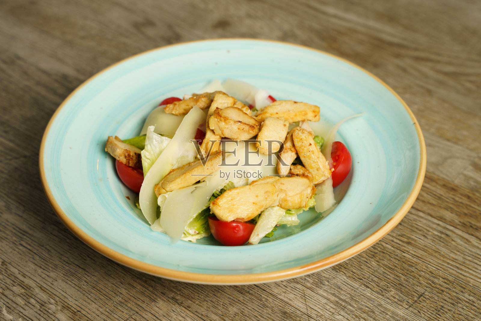 凯撒沙拉配烤鸡条和奶酪照片摄影图片