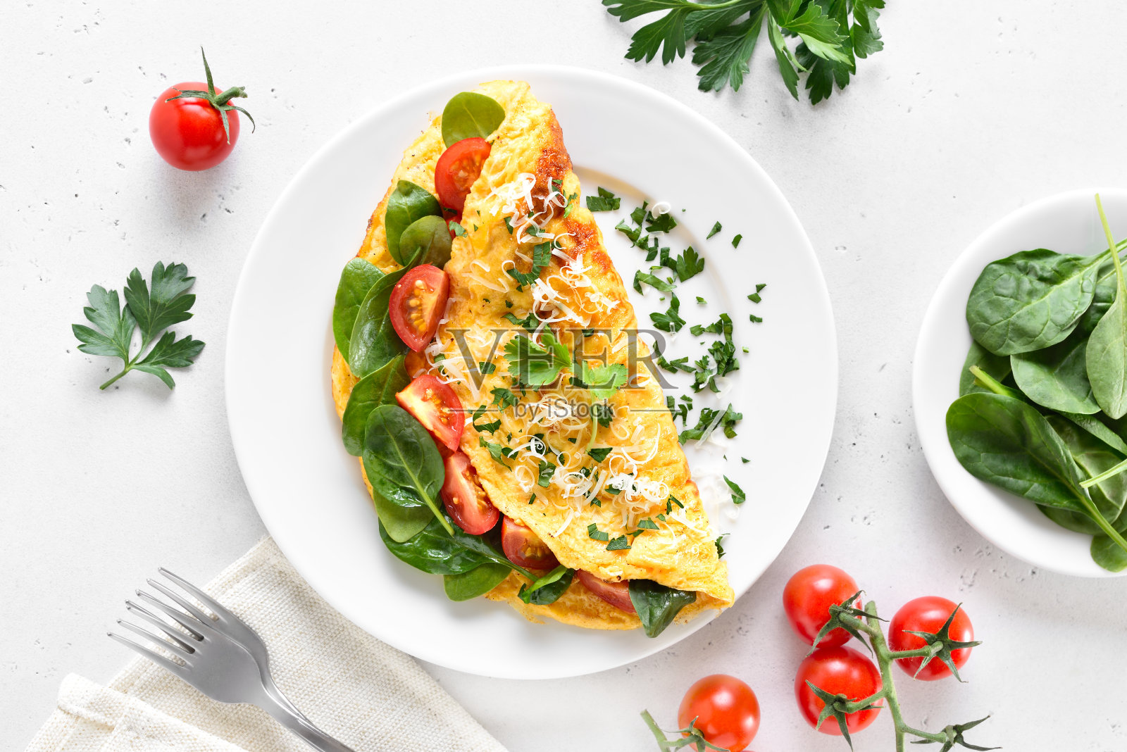 西红柿菠菜馅煎蛋卷照片摄影图片