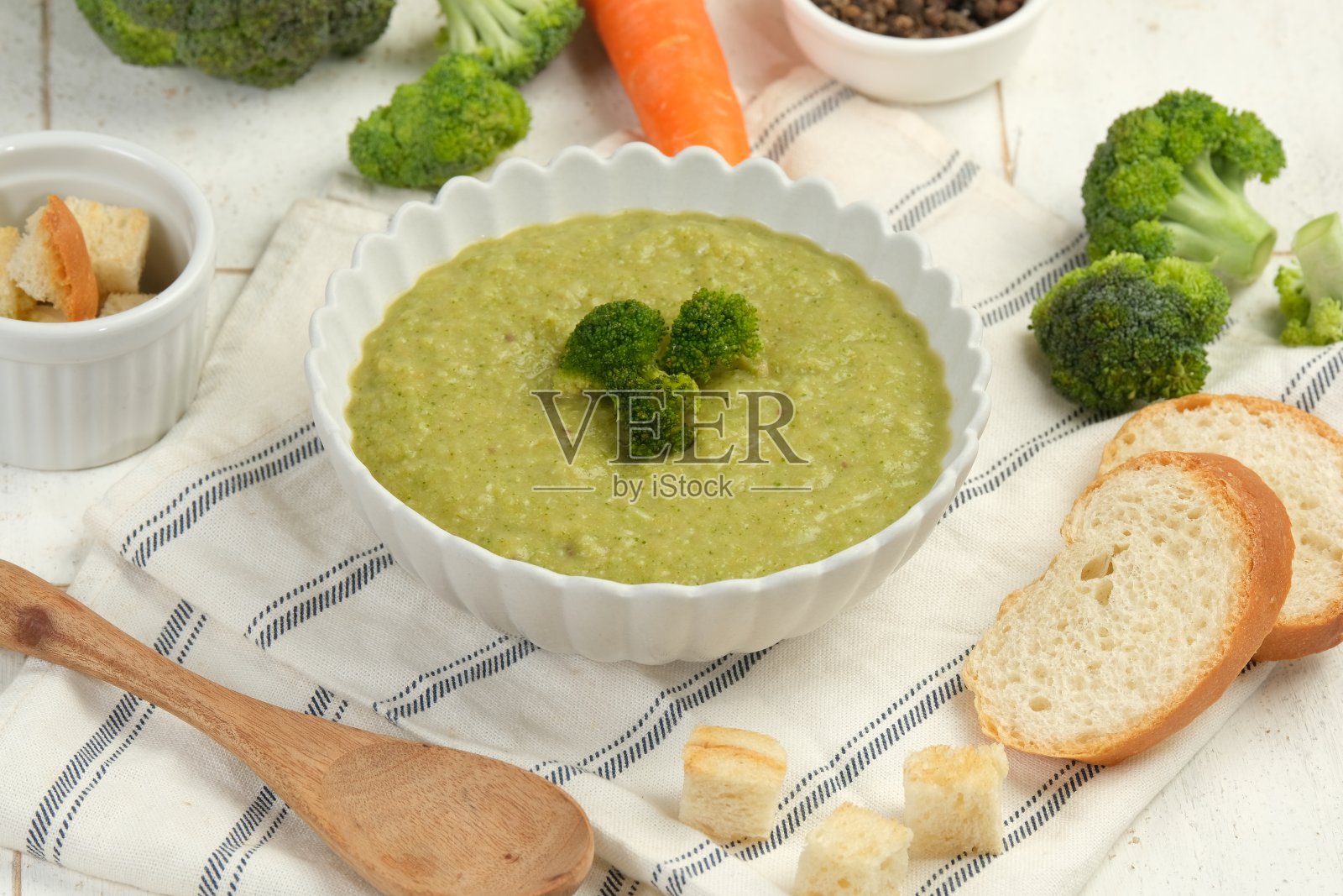 西兰花鲜汤照片摄影图片