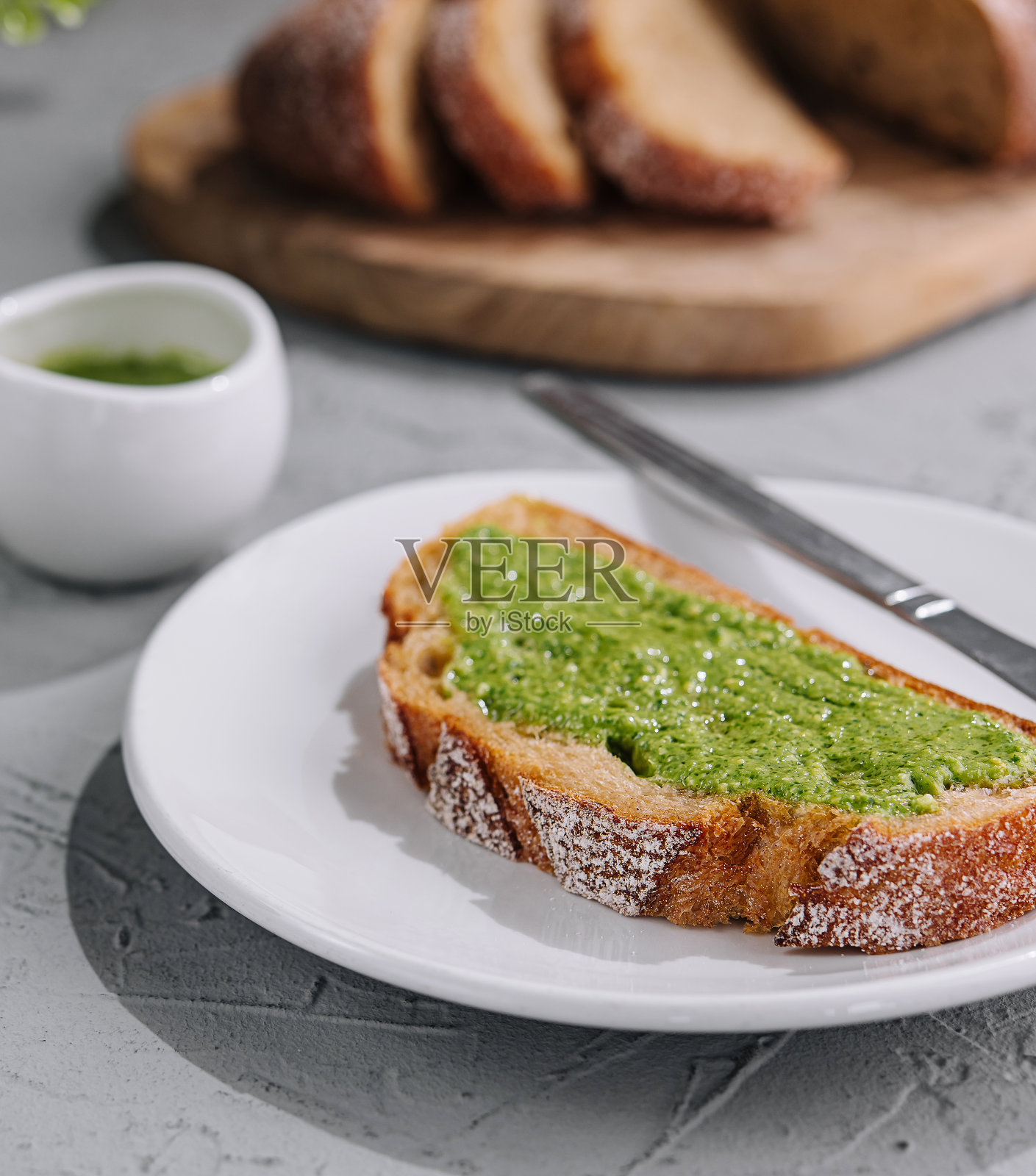 用刀涂上自制香蒜沙司的面包照片摄影图片