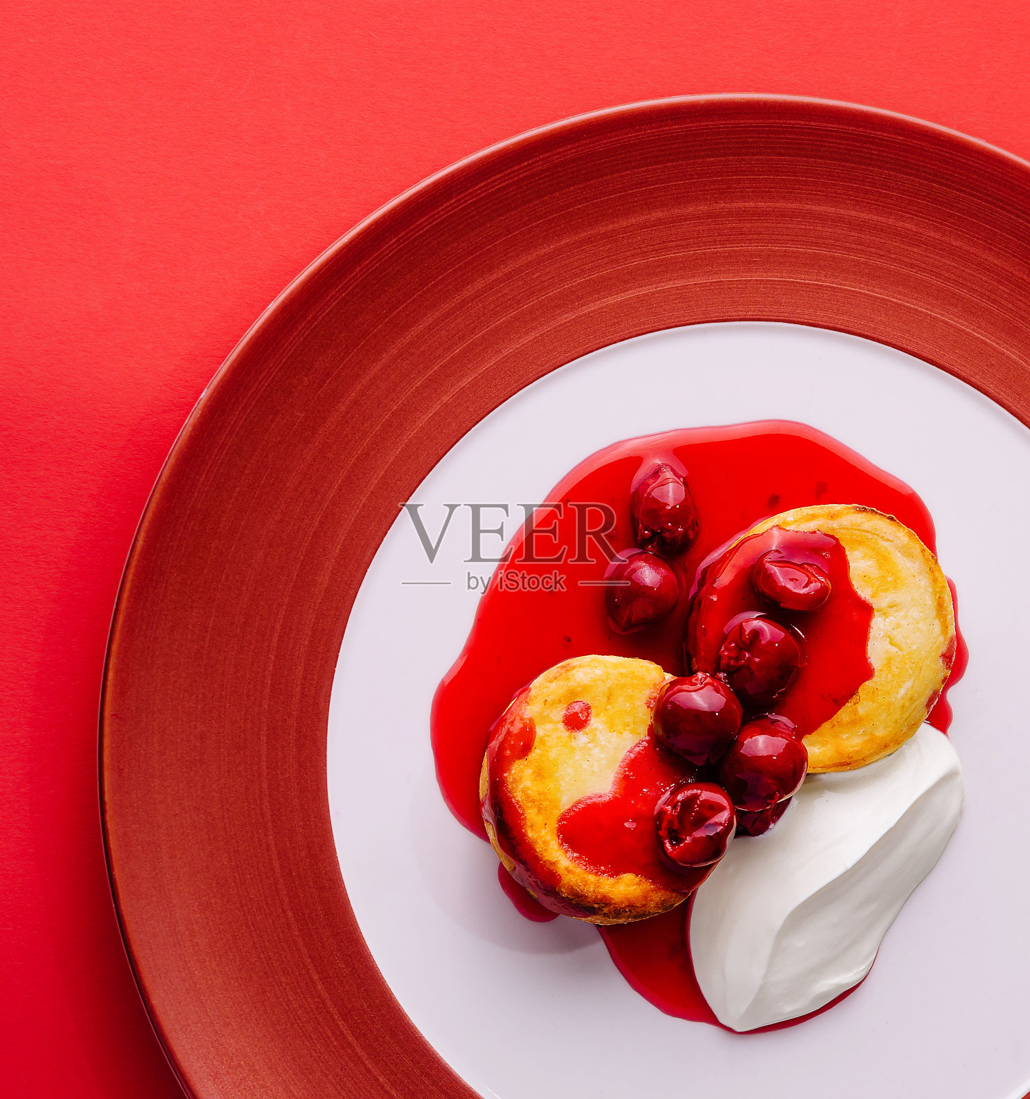 松软干酪煎饼配浆果酱和酸奶油照片摄影图片