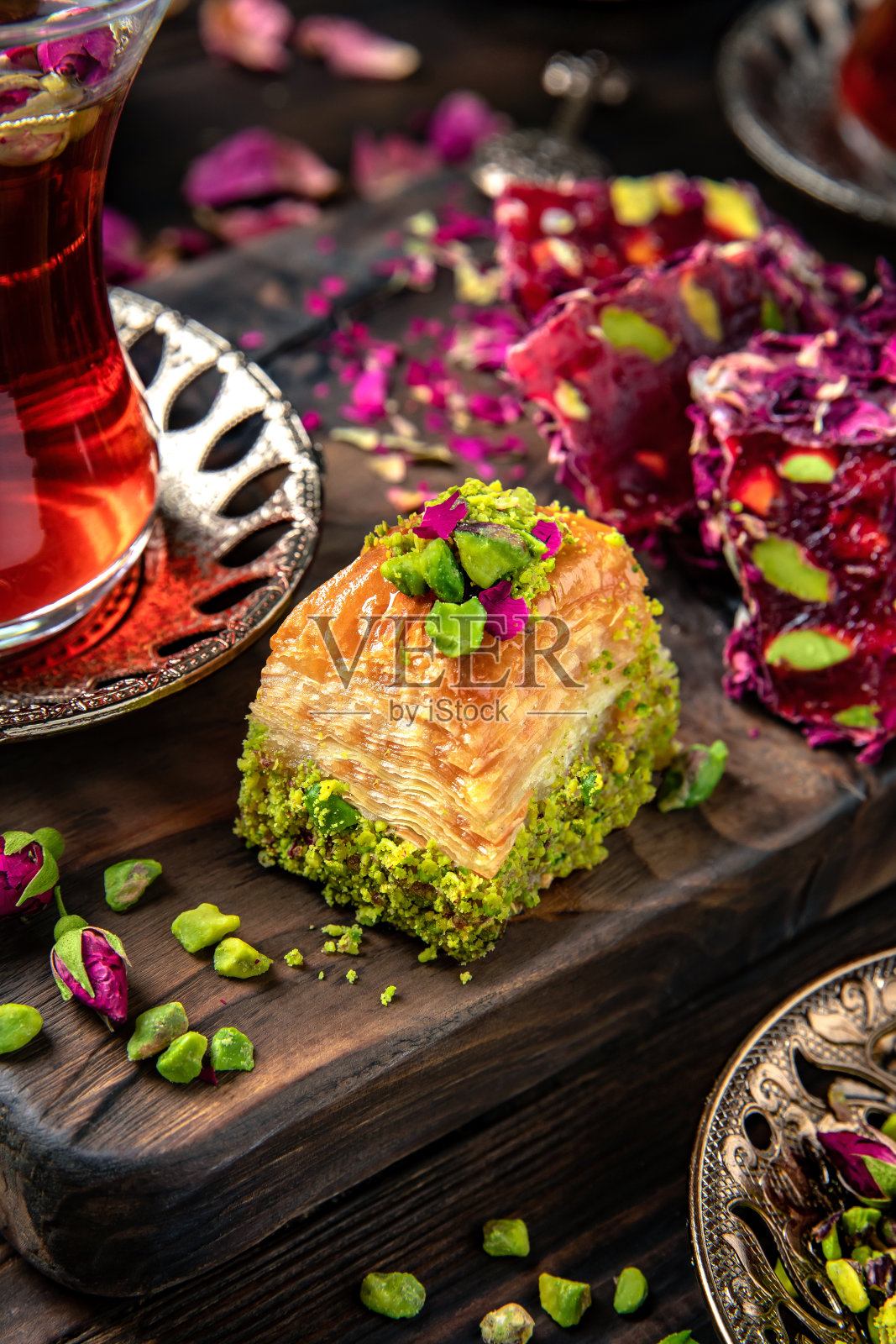 东方糖果。卢库姆，开心果果仁蜜饼。香茶。土耳其心境静物。照片摄影图片