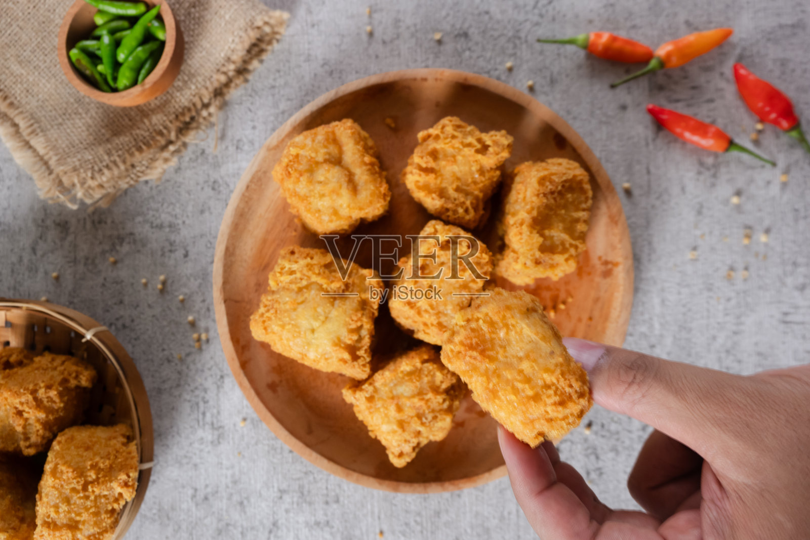 Tahu goreng cripsy，或脆炸豆腐，是印度尼西亚的一种小吃照片摄影图片