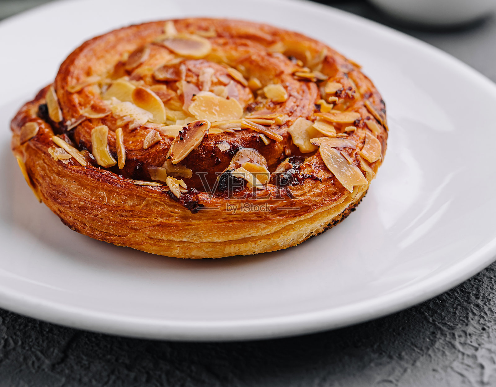 美味的自制杏仁和葡萄干面包店照片摄影图片