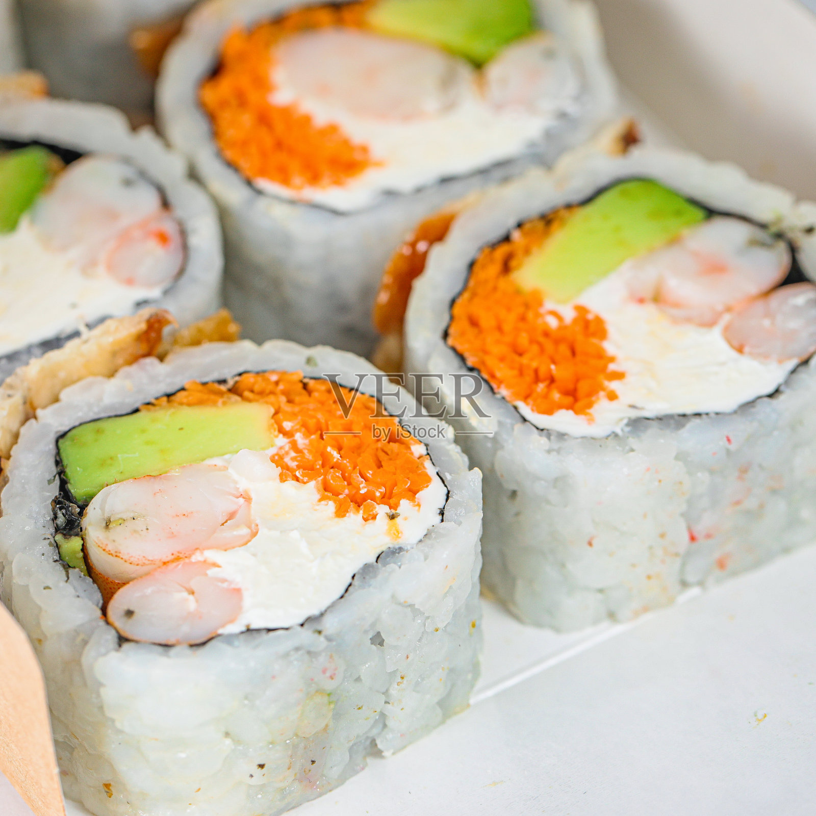 盘子里的什锦寿司卷特写照片摄影图片