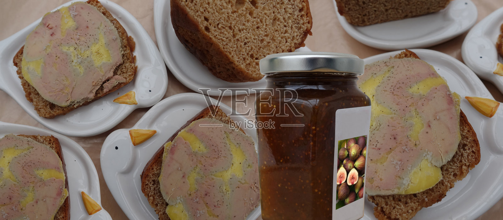 切片鹅肝配姜饼和无花果果酱照片摄影图片