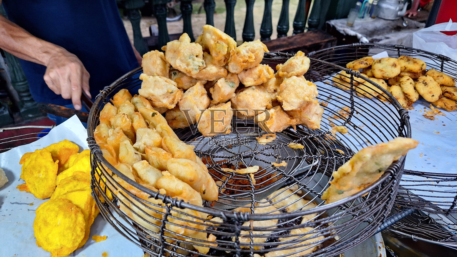 Gorengan是一种典型的印尼小吃和街头小吃。照片摄影图片