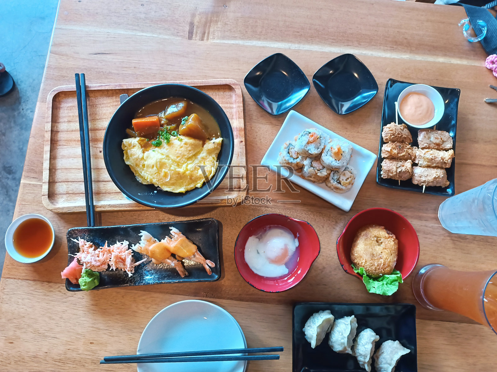 木制餐桌上的日式美学菜肴的变体照片摄影图片