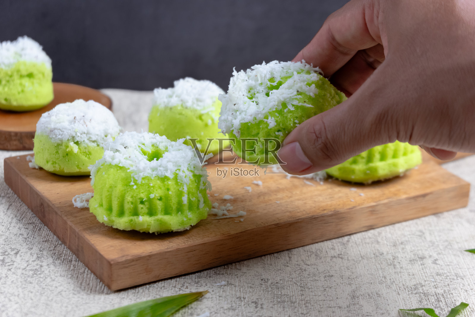 印尼的湿蛋糕或传统蛋糕之一是putu ayu蛋糕(Putri ayu)。照片摄影图片