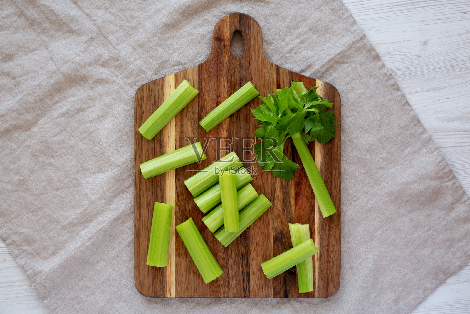 木板上的生有机芹菜，俯视图。平躺，头顶，从上面看。照片摄影图片