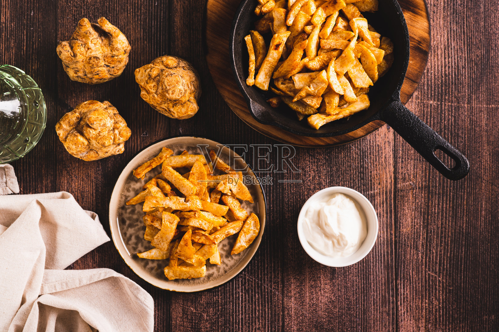 芹菜根片与红辣椒炒在一个盘子上的桌面视图照片摄影图片