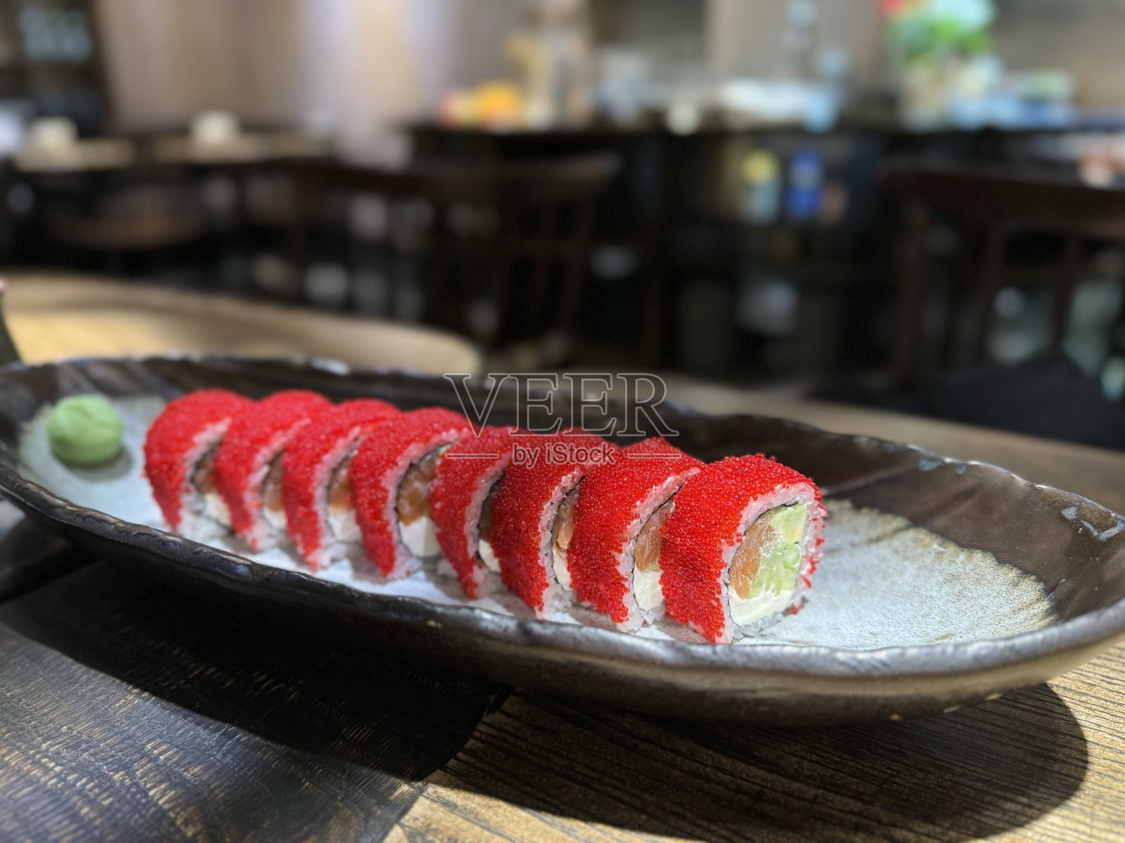 加州寿司卷配鲑鱼和费城奶酪照片摄影图片